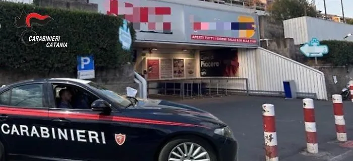 Colpo al supermercato: la fuga in auto e poi l'arresto