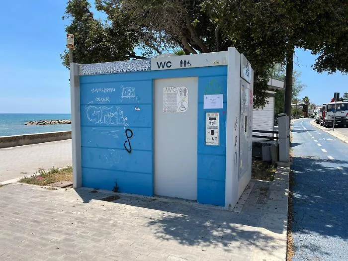 Marina di Ragusa, le toilette autopulenti chiuse e nel degrado. Caruso denuncia