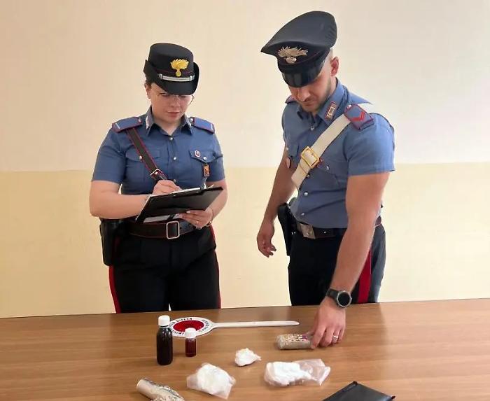 Oltre 300 grammi di droga nascosti nelle pareti di casa: arrestato 69enne