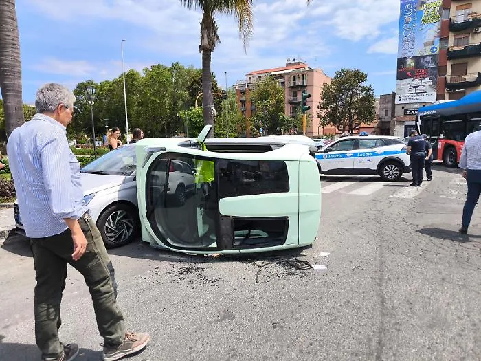 Incidente in viale Vincenzo Giuffrida, minicar si schianta su un'auto posteggiata