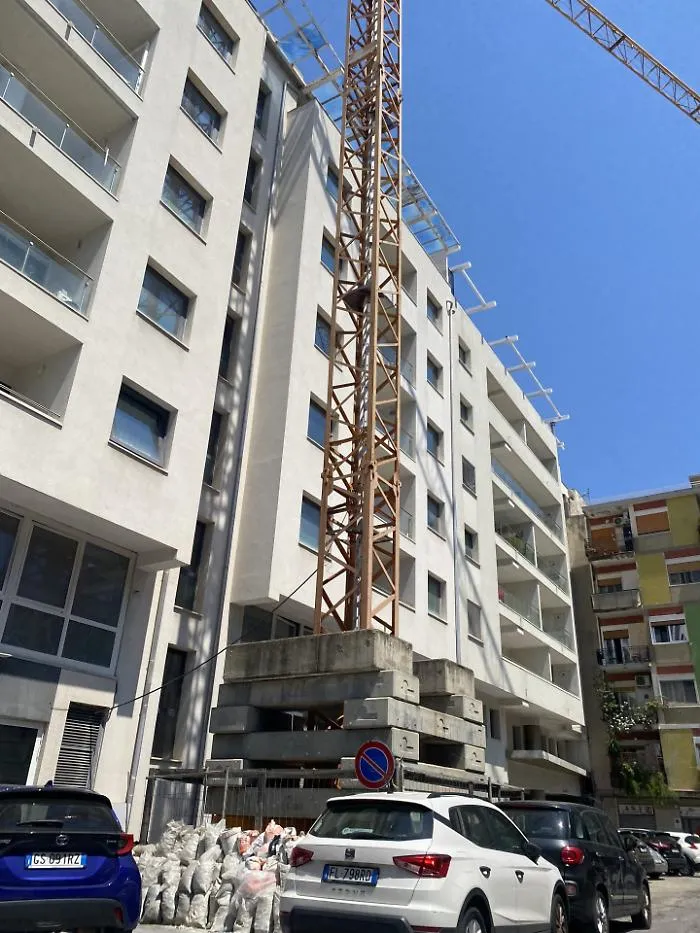 La gru di via Samperi: 18 anni di abbandono e immondizia 