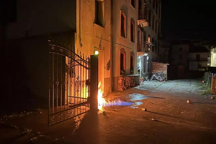 Attentato incendiario al cronista di Enego: minacce anche a Meloni e a don Patriciello