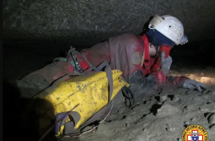 Speleologo bloccato a 120 metri di profondit&agrave; nella grotta dei Cinghiali Volanti: corsa contro il tempo per salvarlo