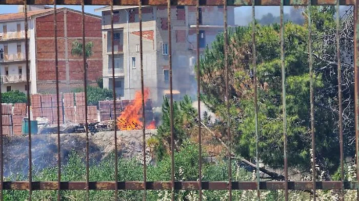 Inferno di fuoco a Favara, brucia un'azienda edile: colonna di fumo nero e panico tra i residenti