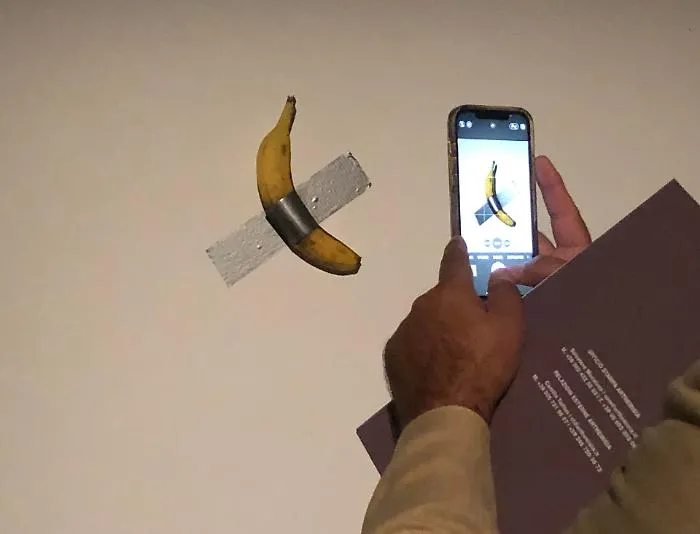  Giallo al Pompidou: rubata la banana di Cattelan da 6 milioni di dollari