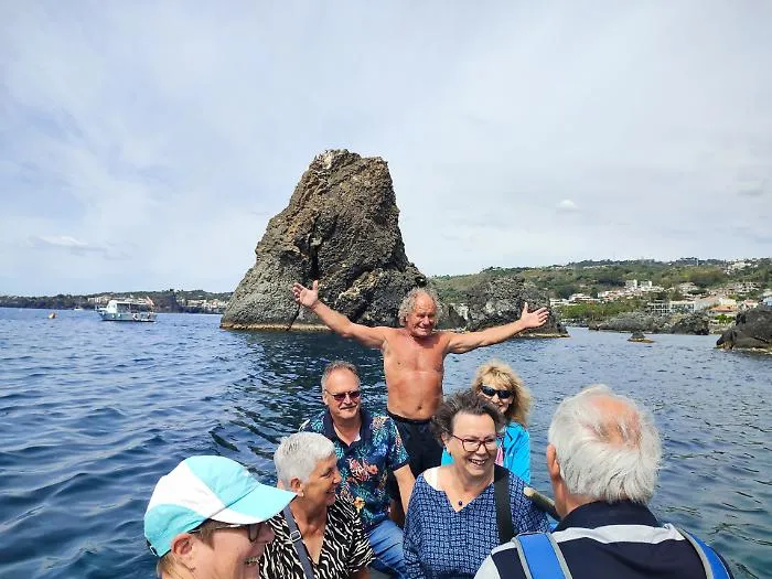 "Conan" il barcaiolo simbolo di Aci Trezza tra ricordi, cemento e Faraglioni