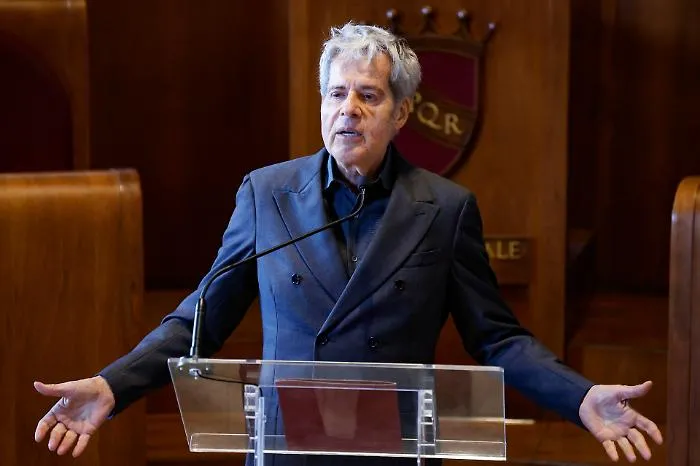 Doccia fredda per i fan: Baglioni costretto a rimandare i live di un anno intero 