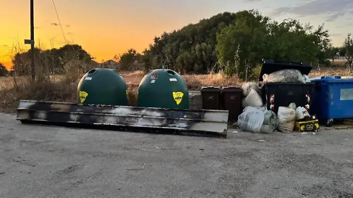 Indignazione a Marina di Modica, ingombranti abbandonati accanto ai cassonetti dei rifiuti