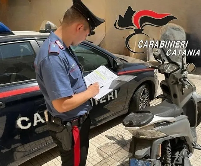 Sorpreso sul balcone a rubare infissi di alluminio: la fuga nei campi finisce in manette 