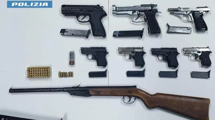 Scoperto mini arsenale: sette pistole sequestrate a un 20enne