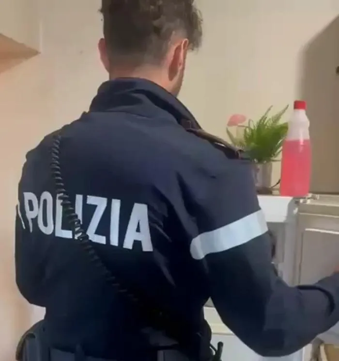 Sorpreso a spacciare proprio davanti casa: arrestato dalla polizia 