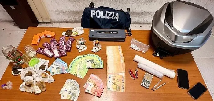 "Liberate mio figlio!": padre aggredisce la Polizia, ma il 21enne aveva l'hashish negli slip