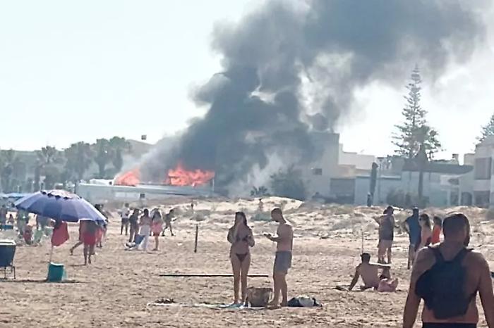 Fiamme al lido Monnalisa Beach a Tre Fontane: evacuata la spiaggia, cause ancora sconosciute