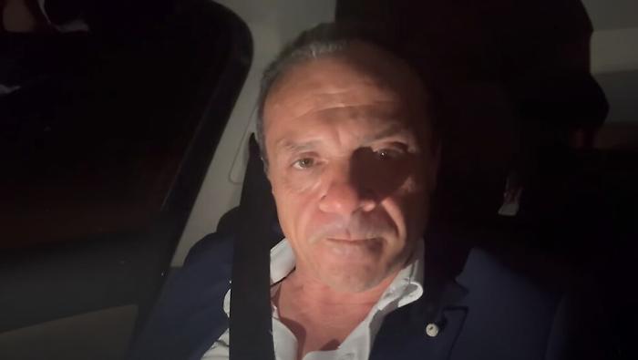 De Luca al "pirata" dell'Ipanema: &laquo;Sappiamo di dove sei, tra poco ti vengono a prendere&raquo;