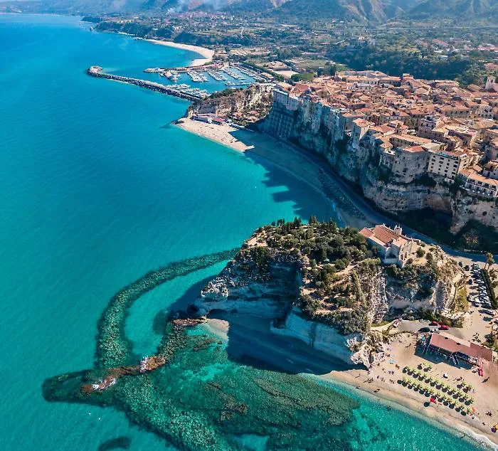 Il forte terremoto nel mare della Calabria avvertito in tutto il Sud: tanta paura ma nessun danno