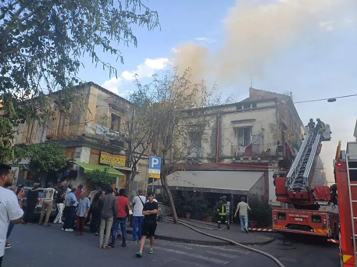 Catania, in fiamme il tetto di un palazzo: &egrave; panico tra i residenti 