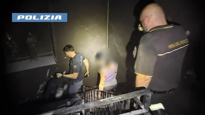 Fiamme in via della Concordia, poliziotti salvano residenti intrappolati nel palazzo