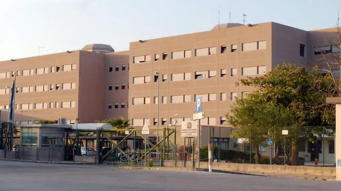 Pugni e calci agli agenti durante la perquisizione: due poliziotti feriti in carcere