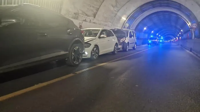 Scontro tra tre auto nella galleria Spinasanta: tre feriti e traffico in tilt