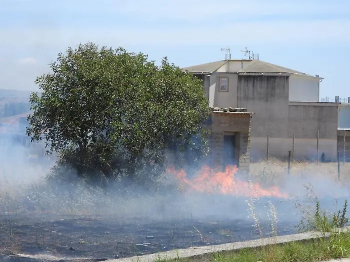 Incendio ad Acate, lambite alcune case