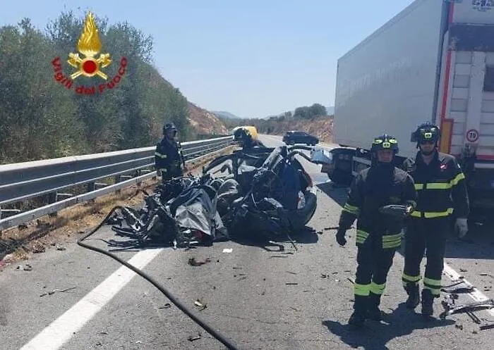 Scontro frontale tra auto e tir sulla SS125 a Villaputzu: un ferito grave