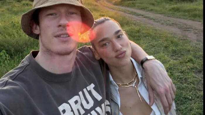 Il matrimonio dell'anno a Palermo: Dua Lipa e Callum Turner a Villa Igiea, scatta la caccia dei paparazzi