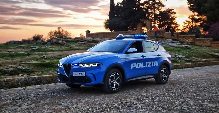 Aggredita in strada dall'ex compagno mentre ha in braccio il figlio: ferita una donna
