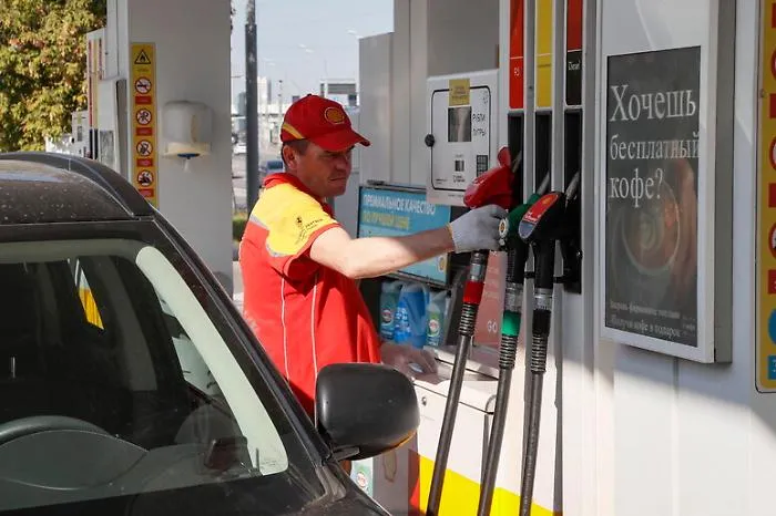 Il paradosso di Putin che ha la guerra in casa: la superpotenza del petrolio rimasta senza benzina 