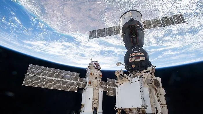 Fuga d'aria sulla Iss: gli astronauti si rifugiano nella navetta Dragon 
