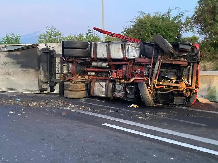 Tir si ribalta sull'A18 al km 41 tra Giardini Naxos e Taormina: travolta un'utilitaria. Due feriti