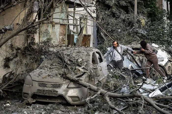 Ucraina sotto attacco: vittime civili in diverse regioni mentre Zelensky propone la tregua