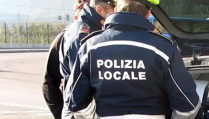 Inseguimento in centro a Trapani: monopattino con tre a bordo e poi la fuga per evitare la multa