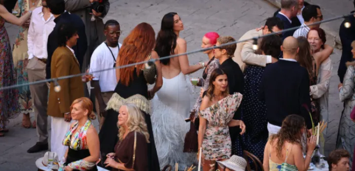 Festa di matrimonio tra insulti dei palermitani e scritte oscene: Dua Lipa offre del denaro per placare l'ira dei residenti