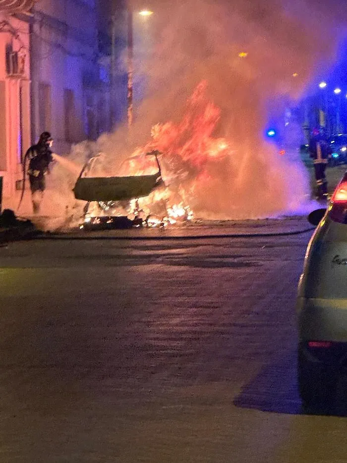 Incendio nella notte ad Acate, al rogo due auto di un professionista