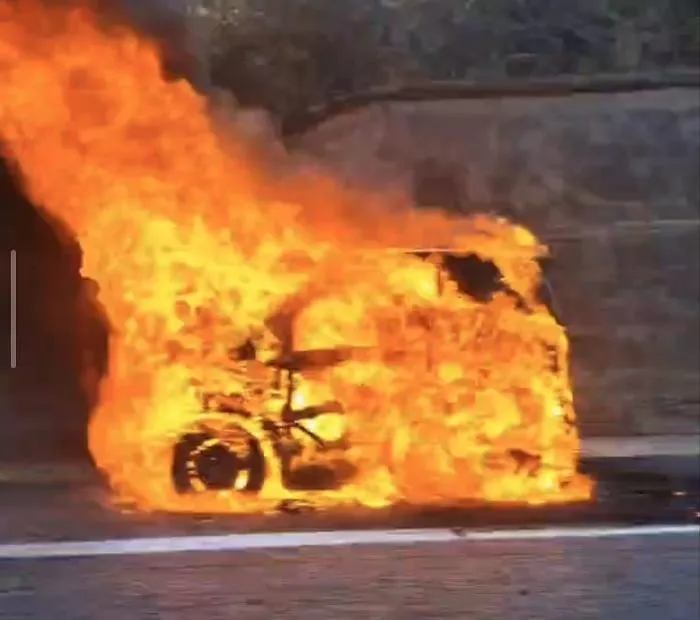Autostrada A18, auto in fiamme 500 metri prima del casello di Giarre