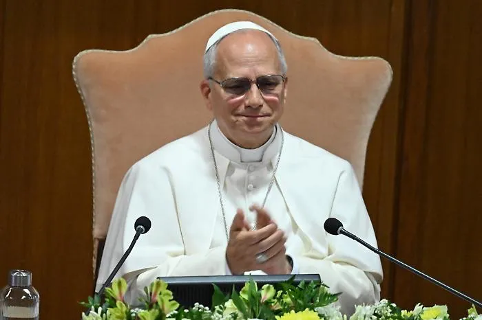 Il Papa sbarca a Madrid e lancia la sfida all'Europa: &laquo;Basta con la &ldquo;Guerra Giusta&rdquo;&raquo;
