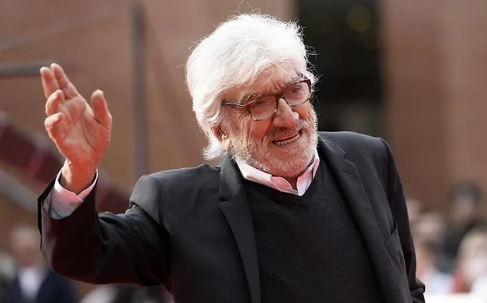 Falso allarme al Verano: la famiglia rimuove la lapide di Gigi Proietti per aggiungere il nome di Sagitta Alter