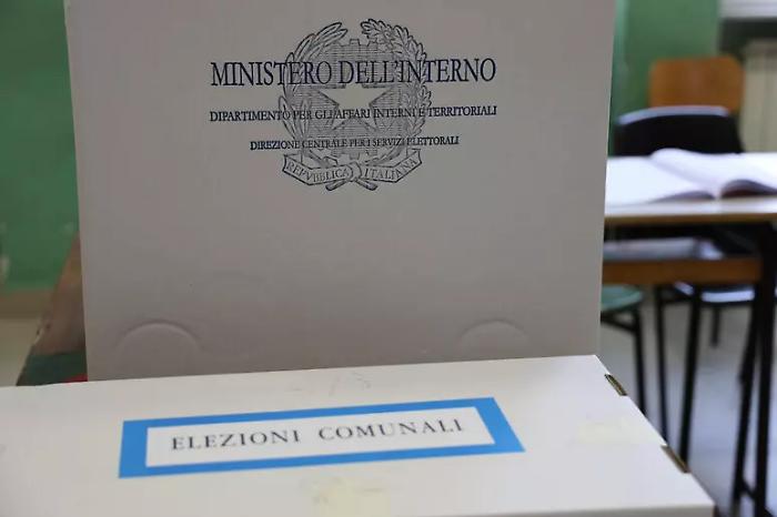 Affluenza in calo ai ballottaggi: alle 12 alle urne il 13,55% degli elettori