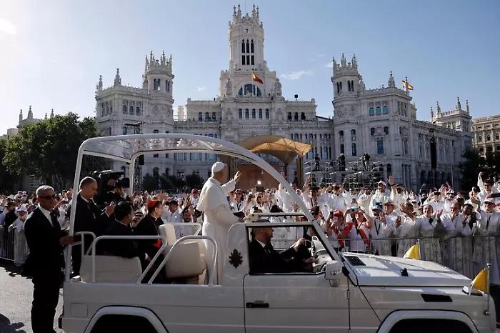 Seconda giornata a Madrid di Papa Leone: saluti, benedizioni e consegna della chiave d'oro della citt&agrave;