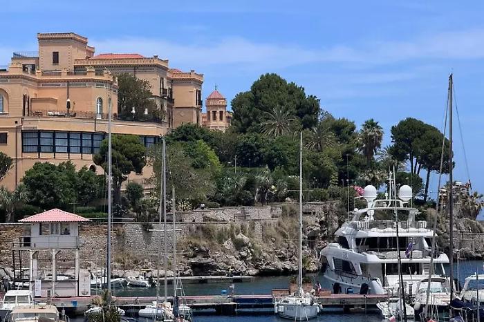 Nozze Dua Lipa-Callum Turner, a Bagheria e Palermo si "smonta" e anche il superyacht Nero molla gli ormeggi