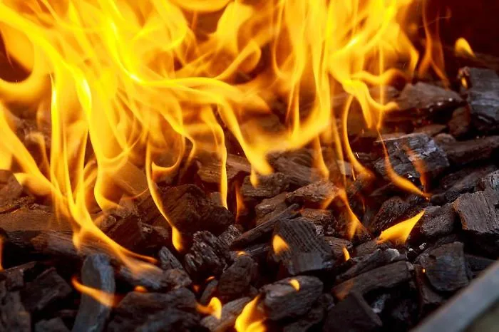 Modica, incendio distrugge un capannone durante un barbecue