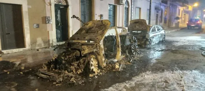 Acate e le due auto al rogo, Zingaro: "Ma cosa sta succedendo nella nostra realt&agrave;?"