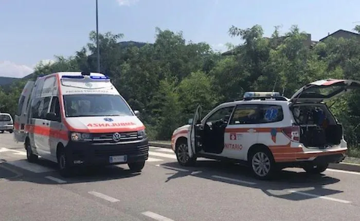 Auto travolge un gruppo di pedoni a Varese: morta una diciassettenne, quattro feriti gravi
