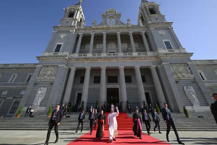Standing ovation per Papa Leone alle Cortes: no al riarmo, appello per i migranti e difesa della vita