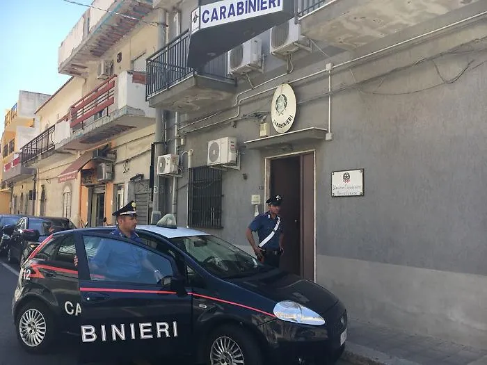 Si finge magistrato per portare via denaro e oggetti preziosi a un anziano, arrestato nel Messinese un 45enne