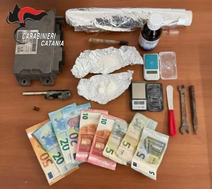 Scordia, coppia denunciata: in casa trovati crack, cocaina, pezzi di pistola e centralina per furti d'auto