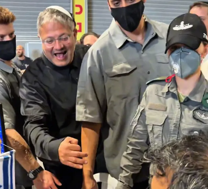 Flotilla, Ben Gvir indagato a Roma per il video che sbeffeggia gli attivisti. "Italia paese delle ciabatte"