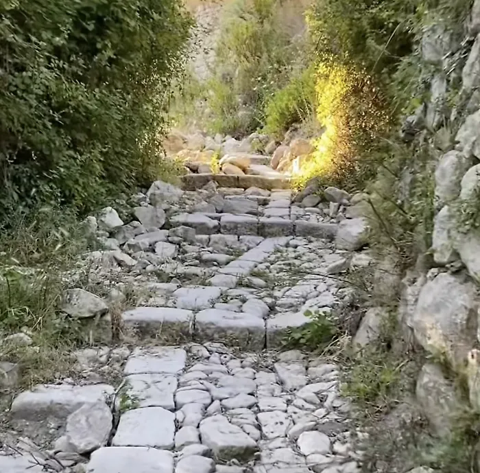 Monterosso Almo, le antiche scale di Sant'Antonio U viecc in abbandono