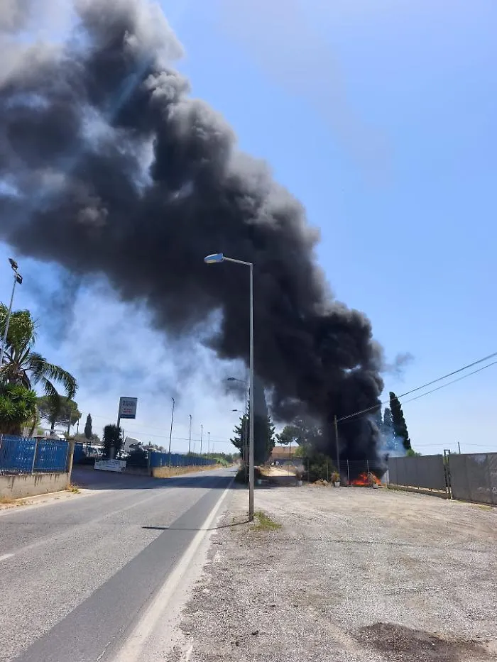 Incendio di pneumatici dismessi sulla Vittoria-Acate, il rogo spento dai proprietari del terreno circostante