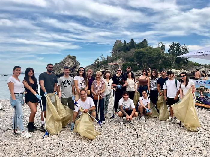 L'Isola Bella di Taormina ripulita con l'impegno di Villa Sant&rsquo;Andrea e l'Universit&agrave; di Catania 